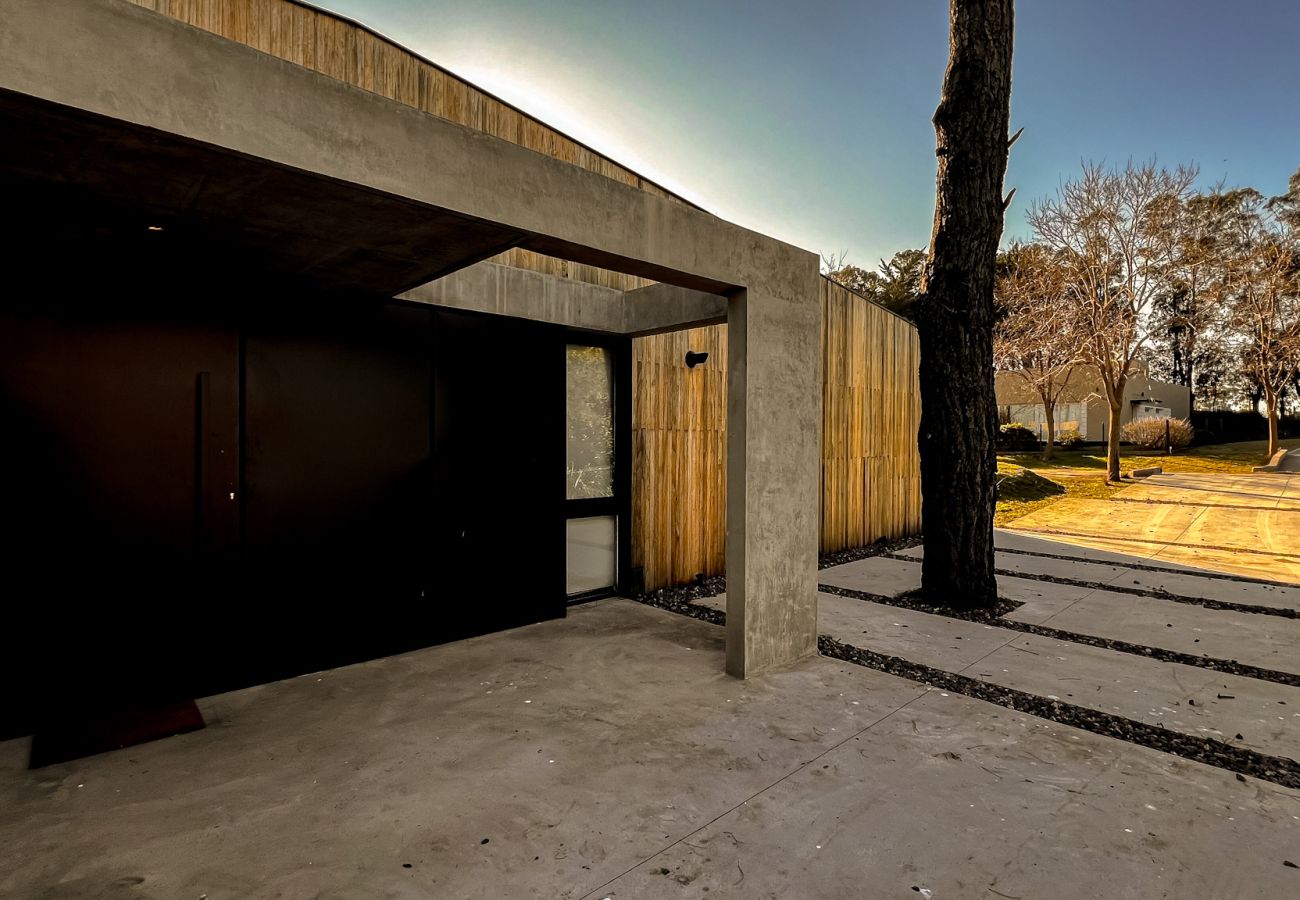 Casa en Chapadmalal - Wood House in Chapa | Casa Martin | Hola Sur